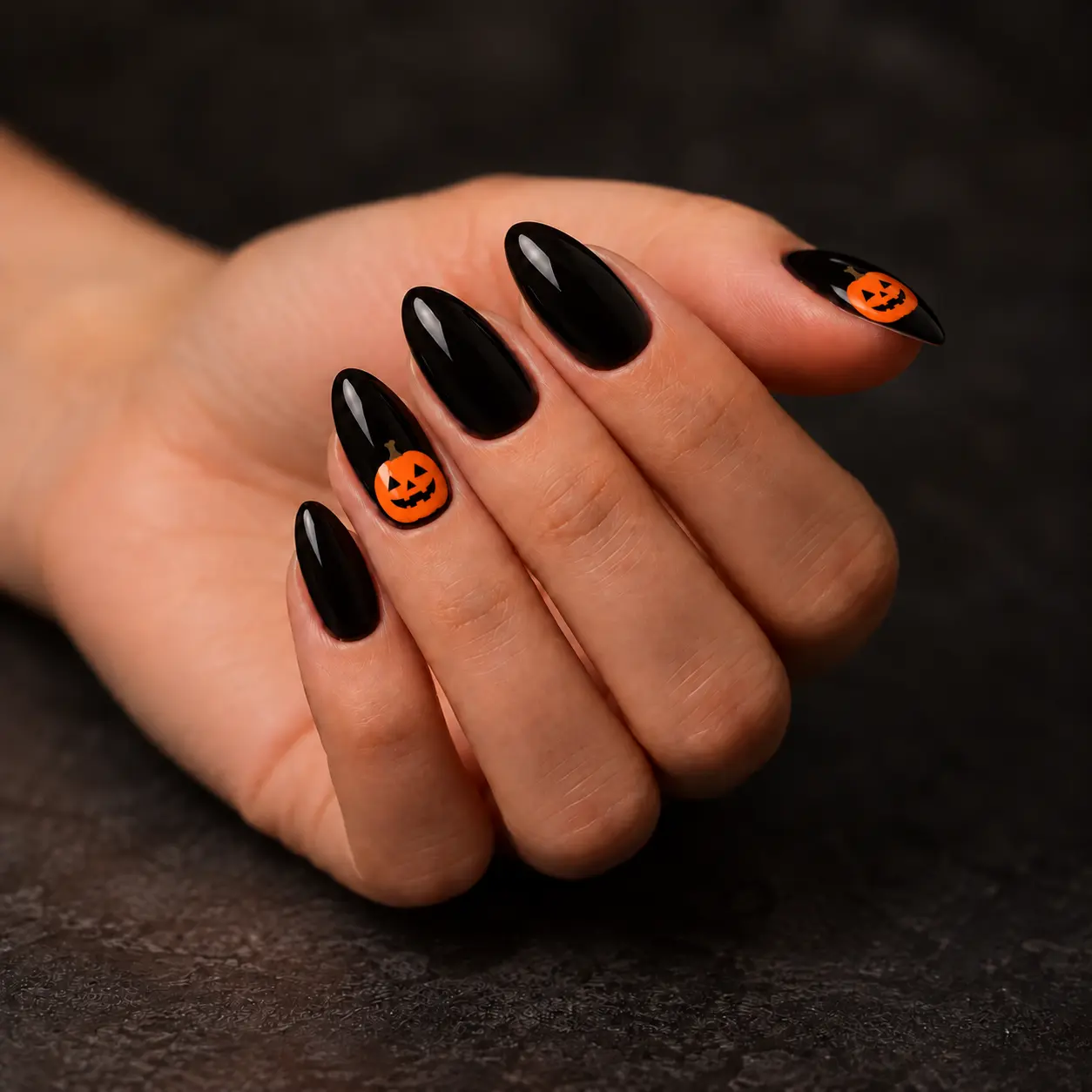 Uñas Halloween calabaza con fondo negro